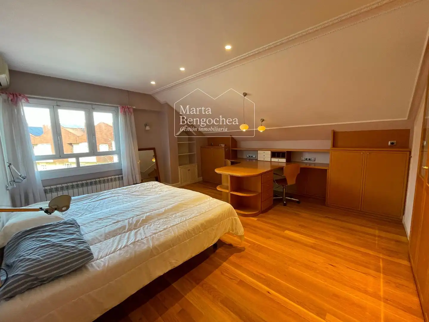 Casa adosada en venta en CALLE MENDIZABALA, Mendizorrotza - Armentia
