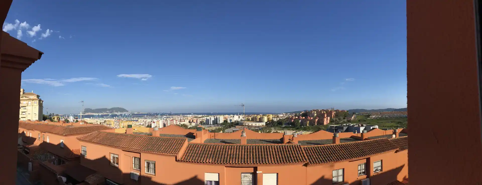 Vista exterior de Casa adosada en venda en Algeciras amb Aire condicionat i Balcó