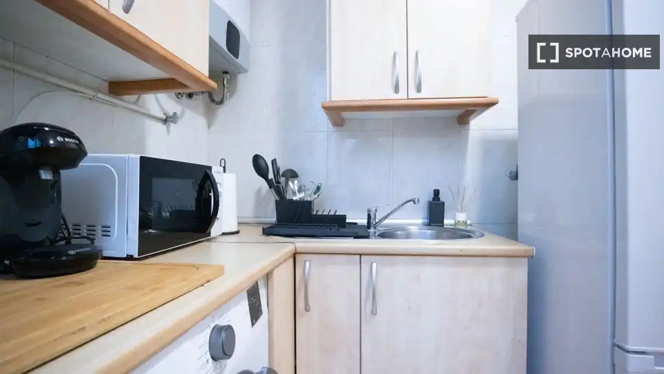 Cuina de Apartament per a compartir en Madrid amb Aire condicionat, Calefacció i Terrassa