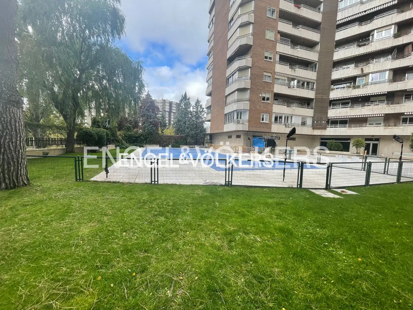 Vista exterior de Pis de lloguer en Madrid amb Aire condicionat, Calefacció i Jardí privat