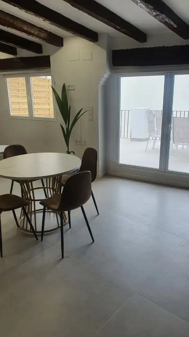 Menjador de Àtic de lloguer en Valencia amb Aire condicionat, Terrassa i Moblat