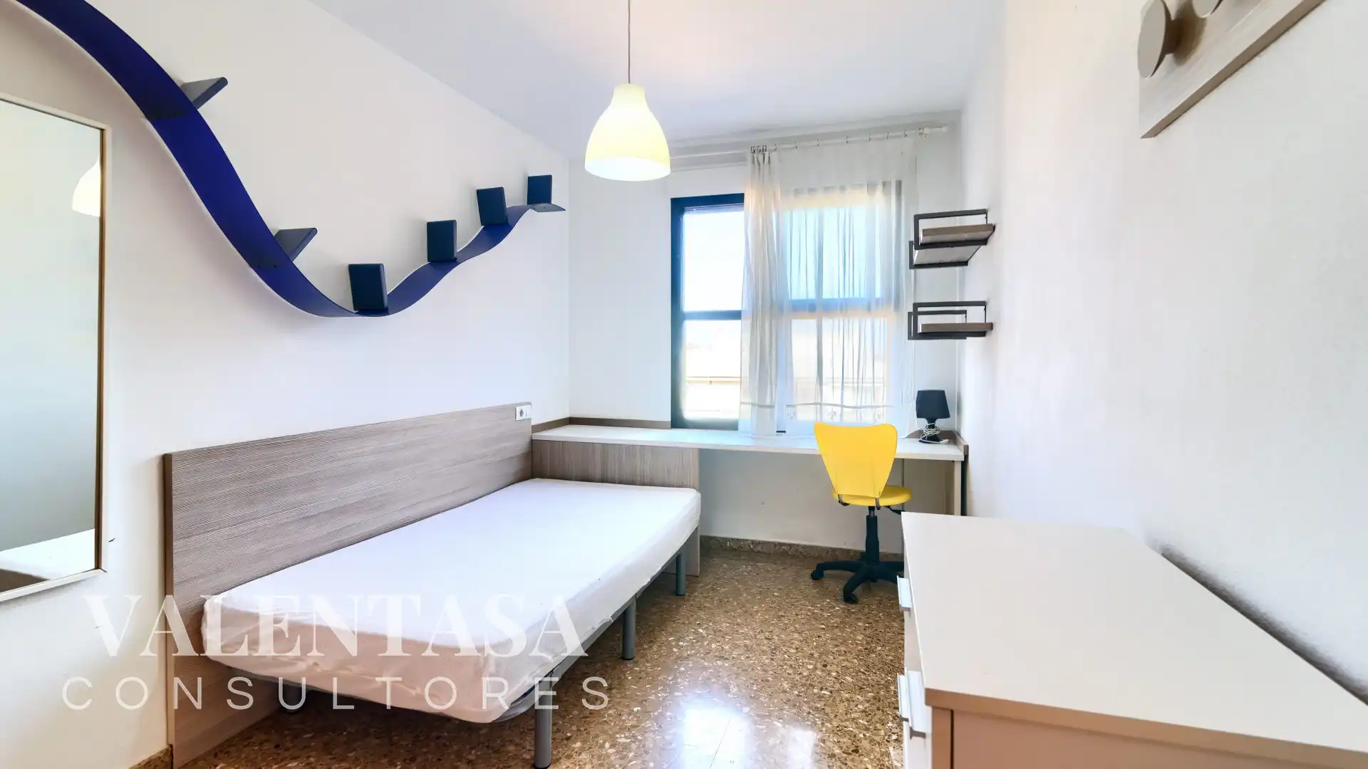 Bedroom of Flat for sale in Valencia  with Furnished and Community pool