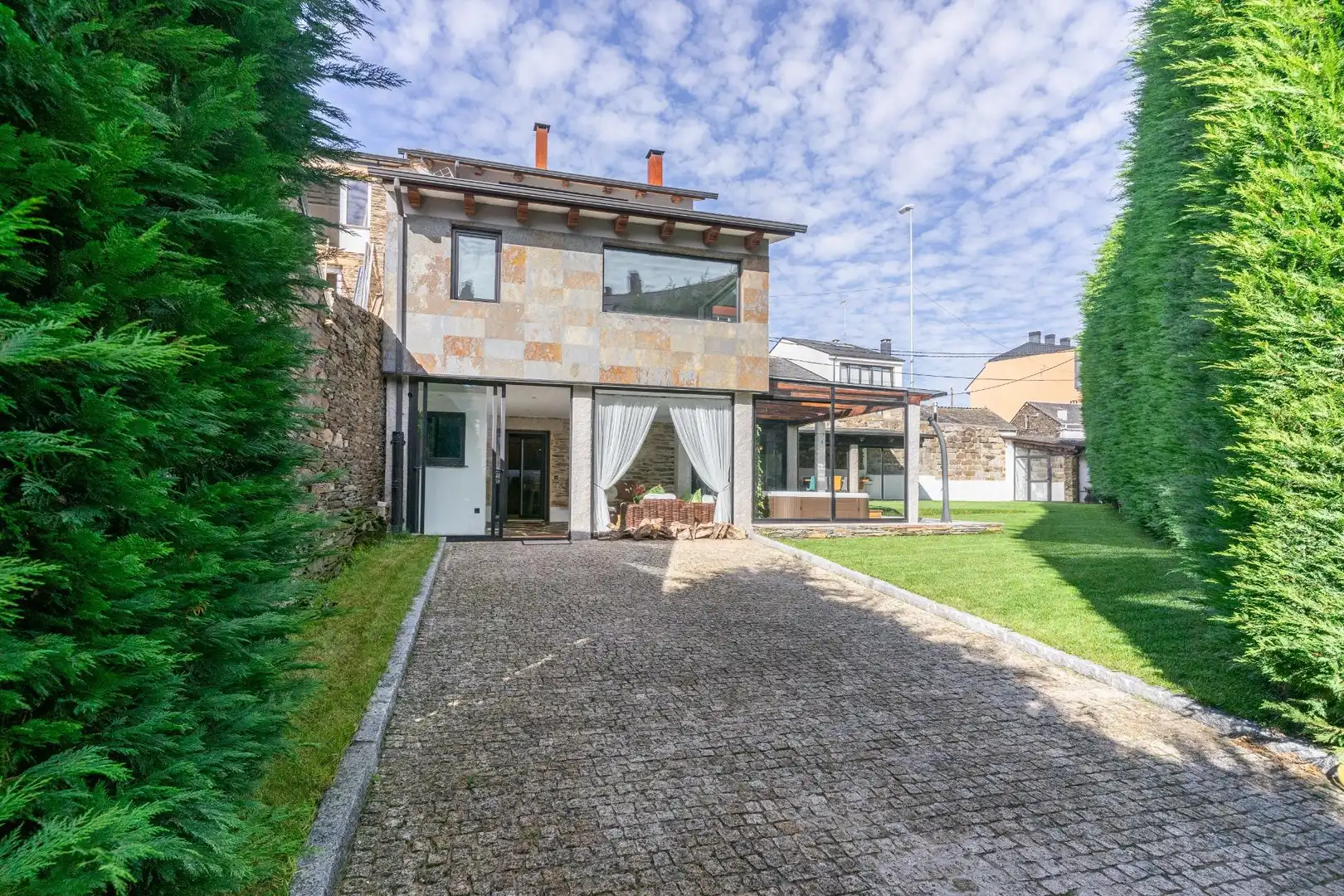 Vista exterior de Casa o chalet en venta en Lugo con Calefacción, Jardín privado y Jacuzzi