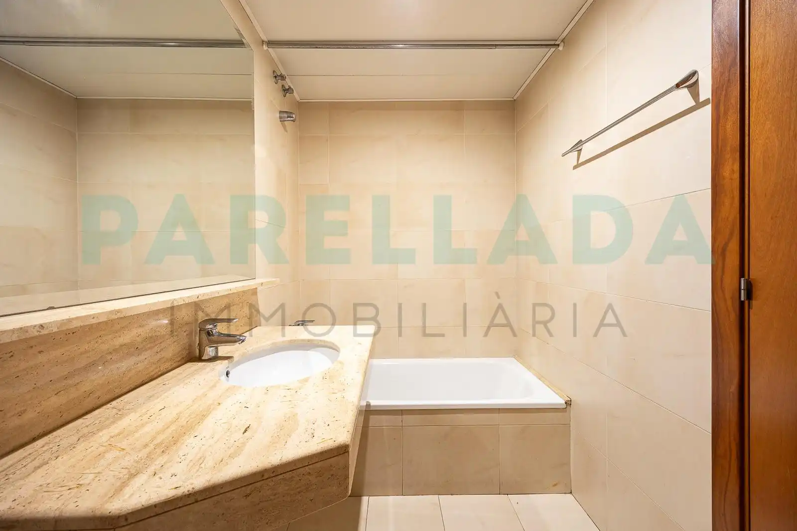 Bany de Pis en venda en Badalona amb Calefacció, Parquet i Balcó