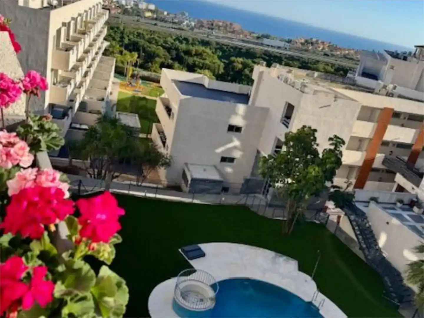 Vista exterior de Dúplex en venta en Mijas con Aire acondicionado, Piscina y Balcón