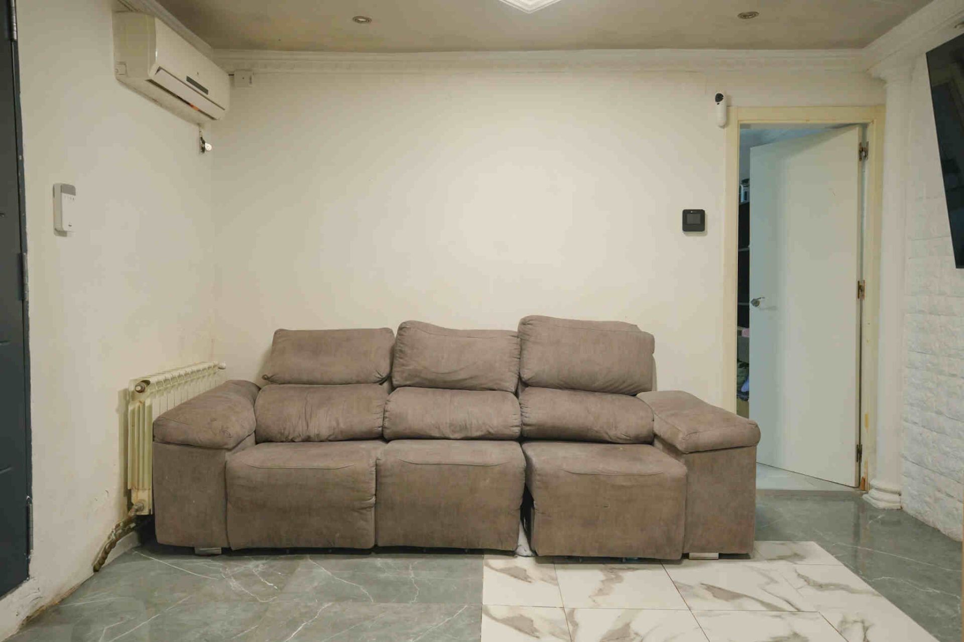 Sala d'estar de Casa adosada en venda en  Madrid Capital amb Aire condicionat i Traster