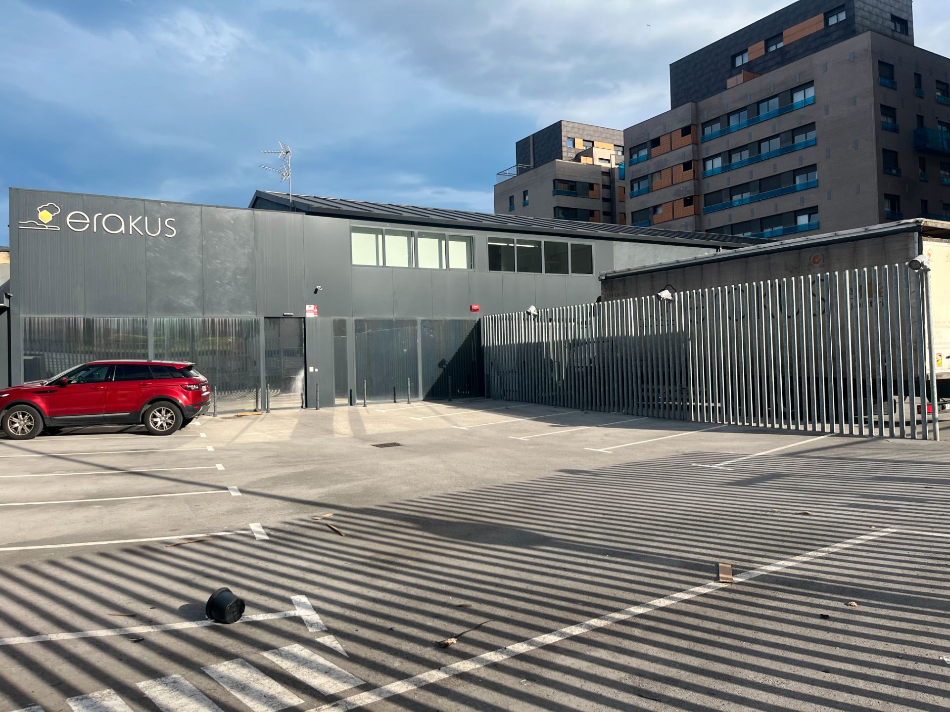 Vista exterior de Nau industrial de lloguer en Barakaldo  amb Calefacció i Alarma
