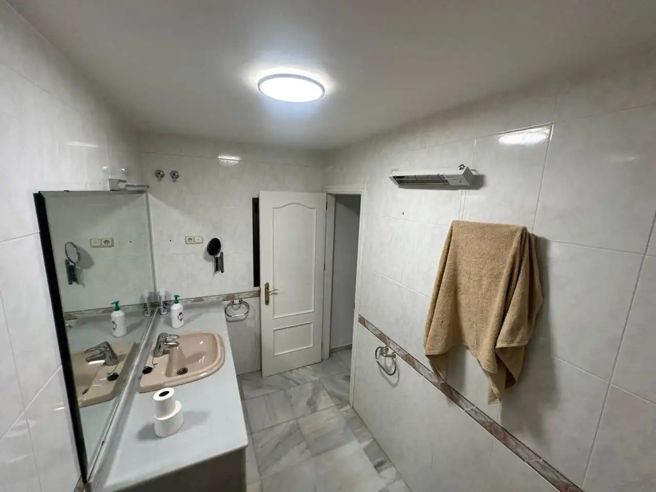 Bany de Casa o xalet de lloguer en Marbella amb Jardí privat, Terrassa i Piscina