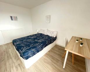 Bedroom of Flat to share in  Barcelona Capital  with Heating, Washing machine and Balcony