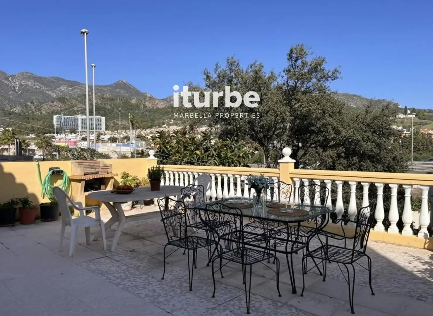 Vista exterior de Casa adosada en venta en Marbella con Aire acondicionado, Terraza y Horno