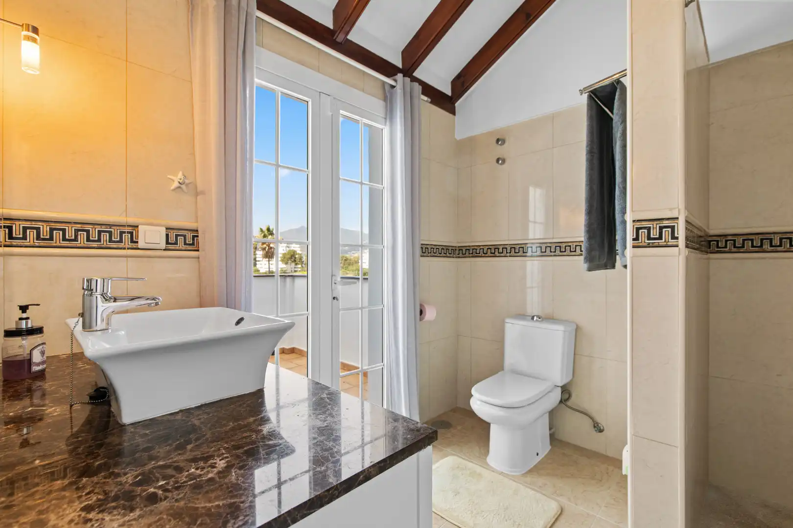 Bany de Casa adosada en venda en Marbella amb Aire condicionat, Jardí privat i Terrassa