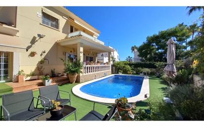 Vista exterior de Casa o xalet en venda en Cunit amb Aire condicionat, Terrassa i Piscina