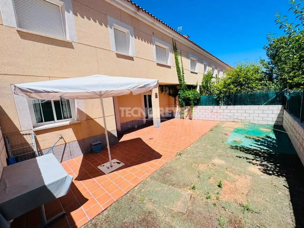 Vista exterior de Casa adosada en venda en Albarreal de Tajo amb Aire condicionat, Jardí privat i Terrassa