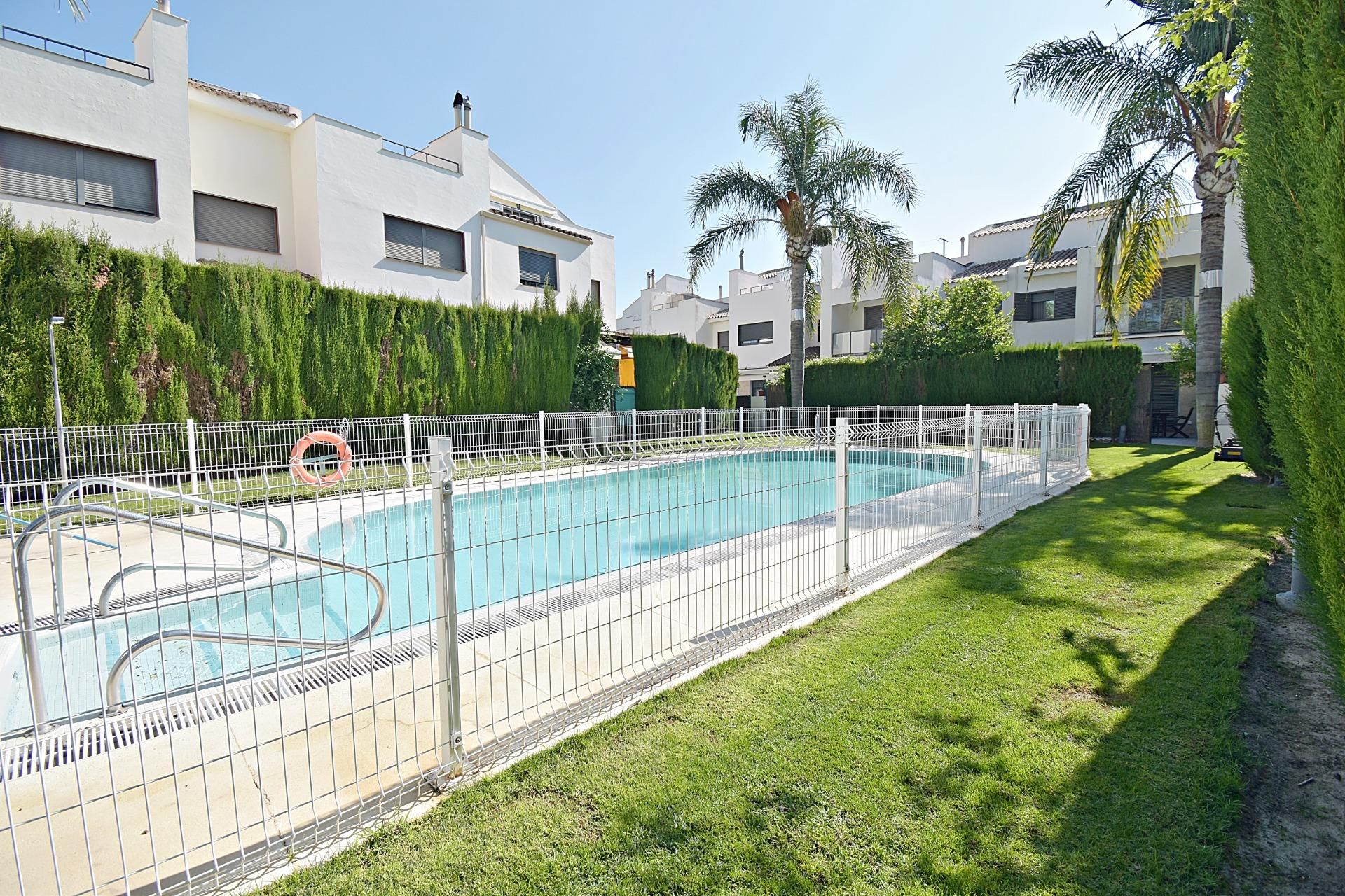Piscina de Casa adosada en venda en Jerez de la Frontera amb Aire condicionat, Calefacció i Jardí privat