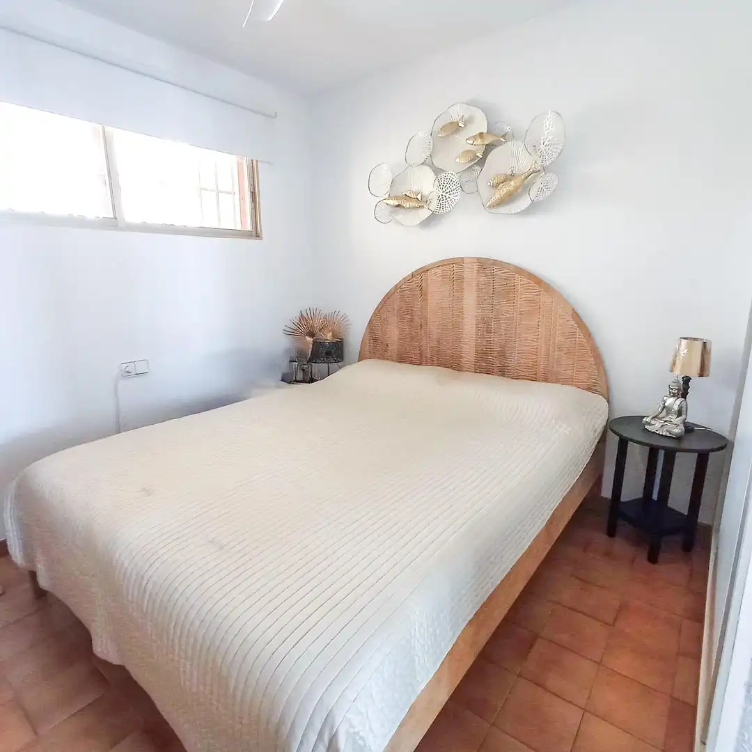 Habitación de Apartamento de alquiler en L'Alfàs del Pi con Aire acondicionado, Jardín privado y Terraza