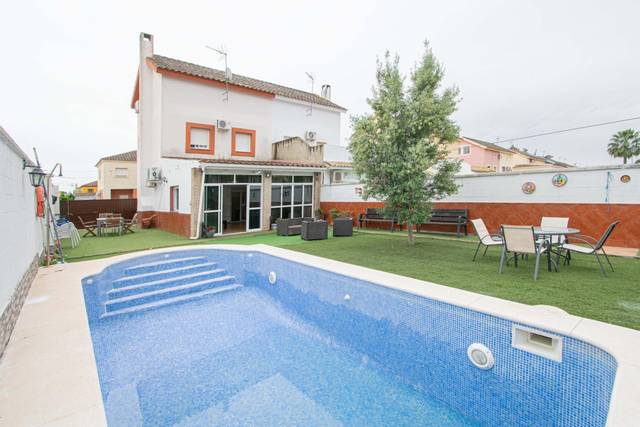 Casa adosada en Venta en Almensilla