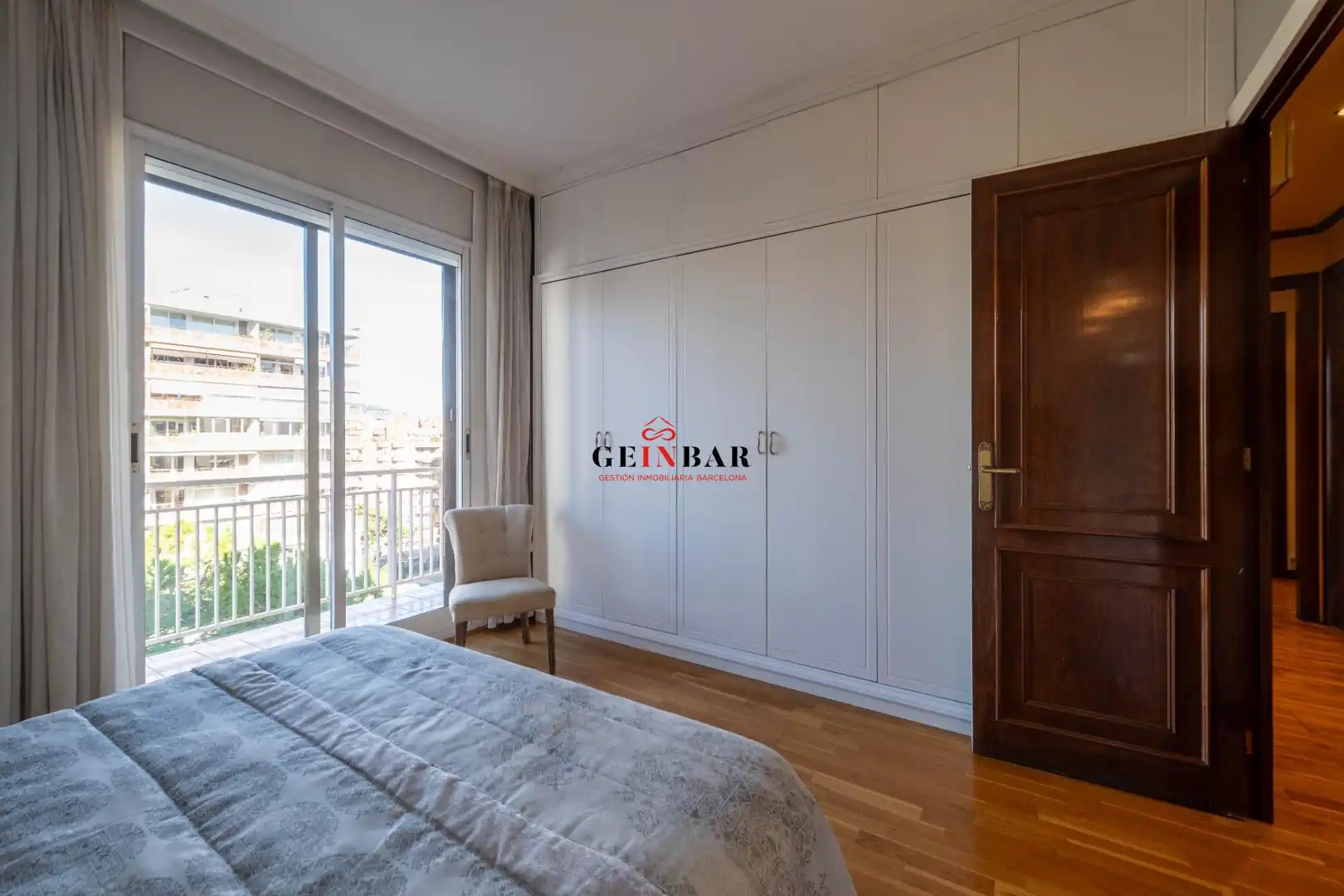 Schlafzimmer von Wohnung zum Verkauf in Barcelona mit Klimaanlage, Heizung und Privatgarten