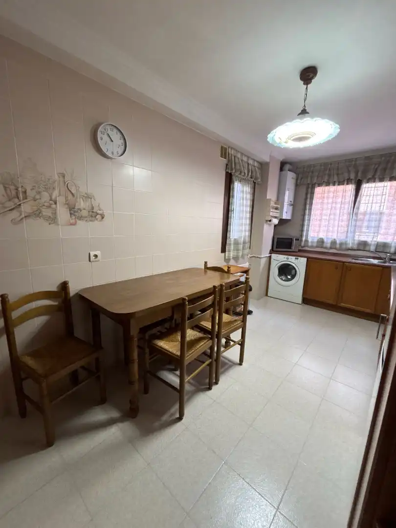 Cocina de Piso de alquiler en Oviedo  con Calefacción, Parquet y Amueblado