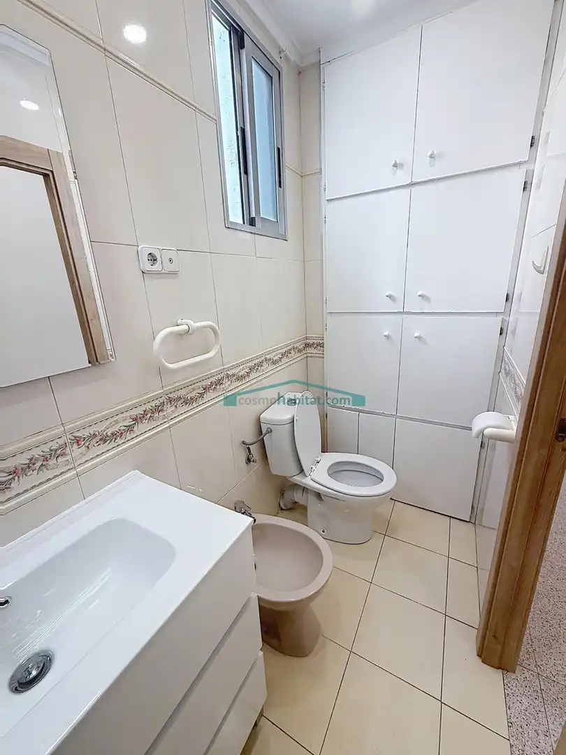 Badezimmer von Wohnung zum Verkauf in Valencia mit Klimaanlage und Abstellraum