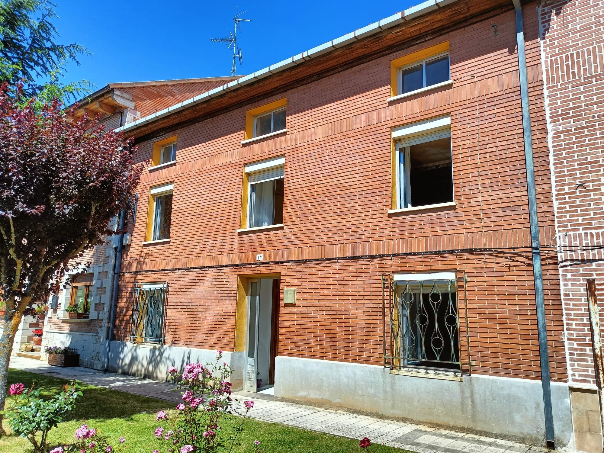 Vista exterior de Casa adosada en venda en Alar del Rey amb Jardí privat i Traster