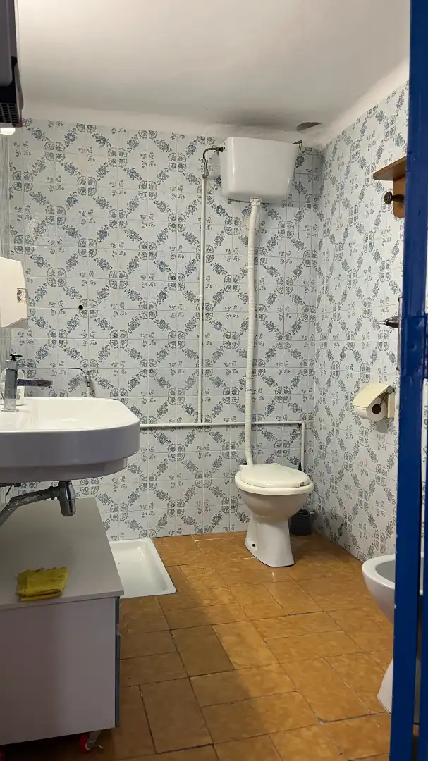 Bathroom of Commercial properties for rent in Valencia  with Air Conditioner and Alarm