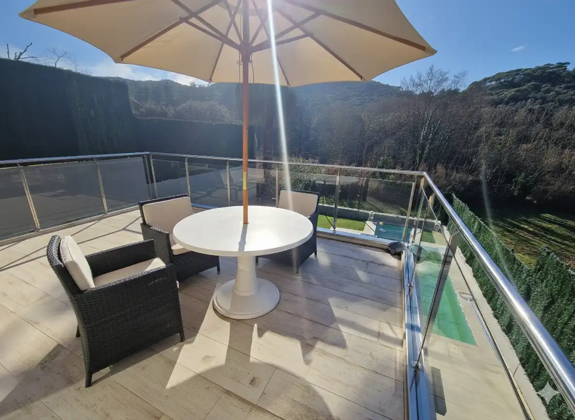 Terrasse von Einfamilien-Reihenhaus zum Verkauf in Dosrius mit Privatgarten, Terrasse und Schwimmbad