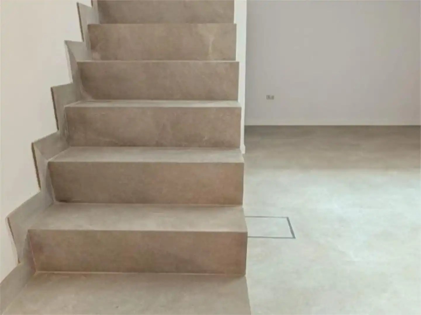 Wohnung zum Verkauf in  Sevilla Capital mit Klimaanlage, Schwimmbad und Balkon
