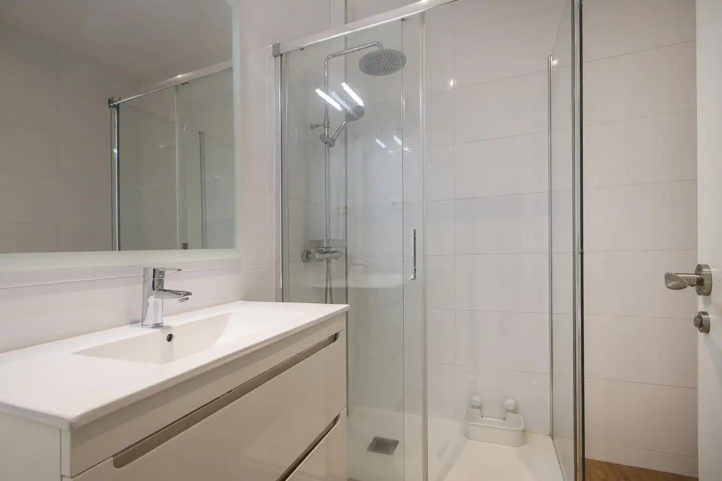 Badezimmer von Wohnung zur Miete in Madrid mit Klimaanlage und Heizung