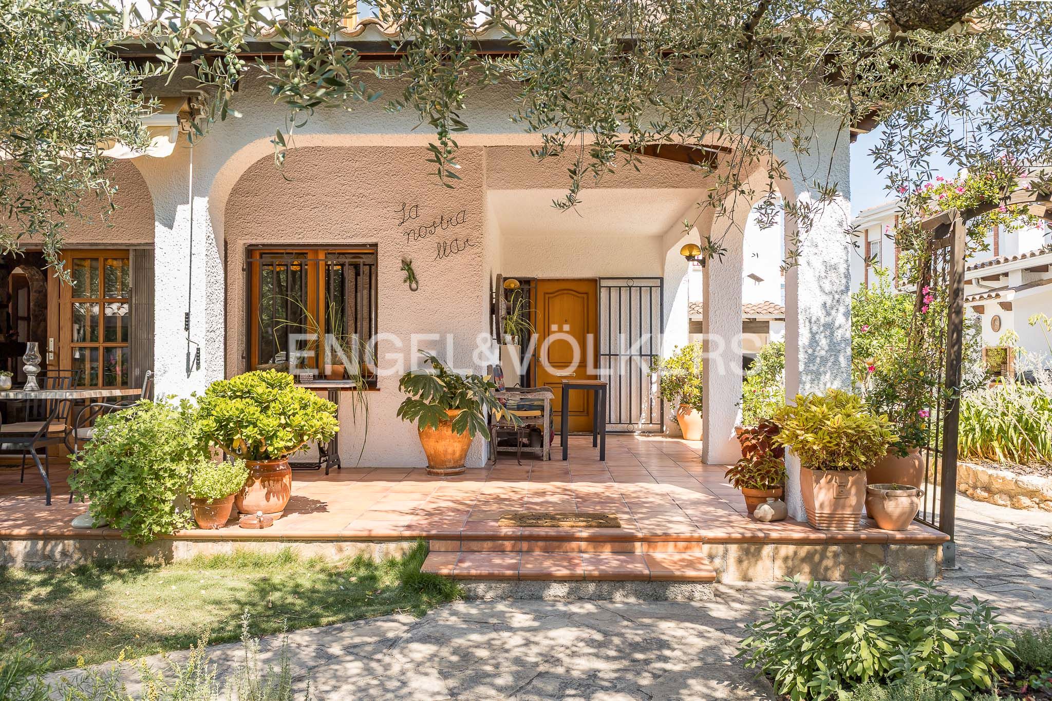 Vista exterior de Casa o xalet en venda en Torredembarra amb Aire condicionat, Calefacció i Jardí privat