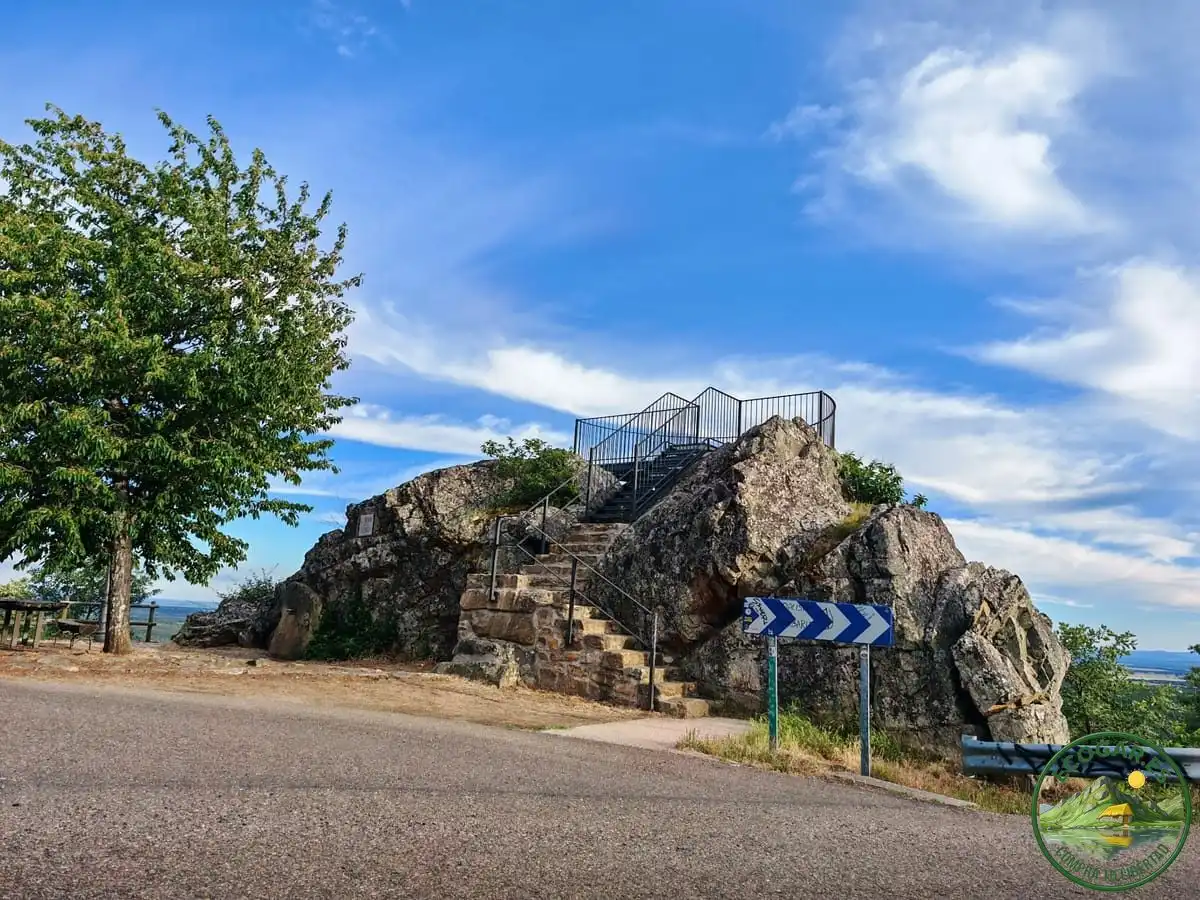 Vista exterior de Casa o xalet en venda en Quintana del Castillo amb Calefacció, Jardí privat i Terrassa
