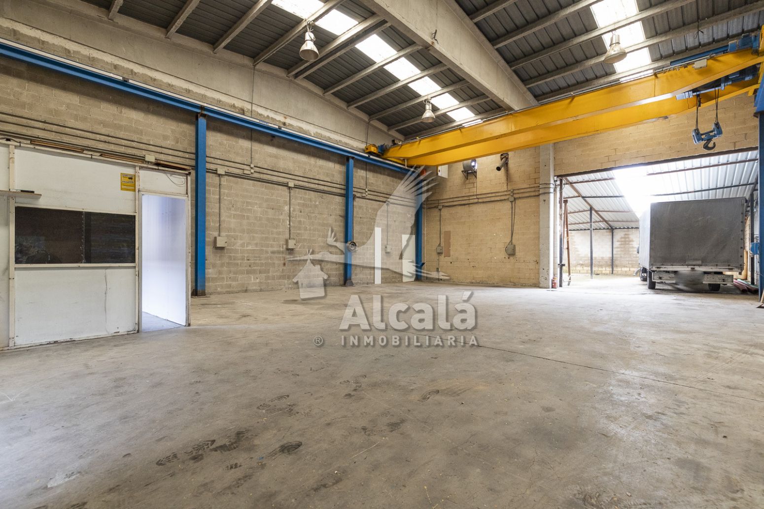 Nau industrial en venda a Loeches