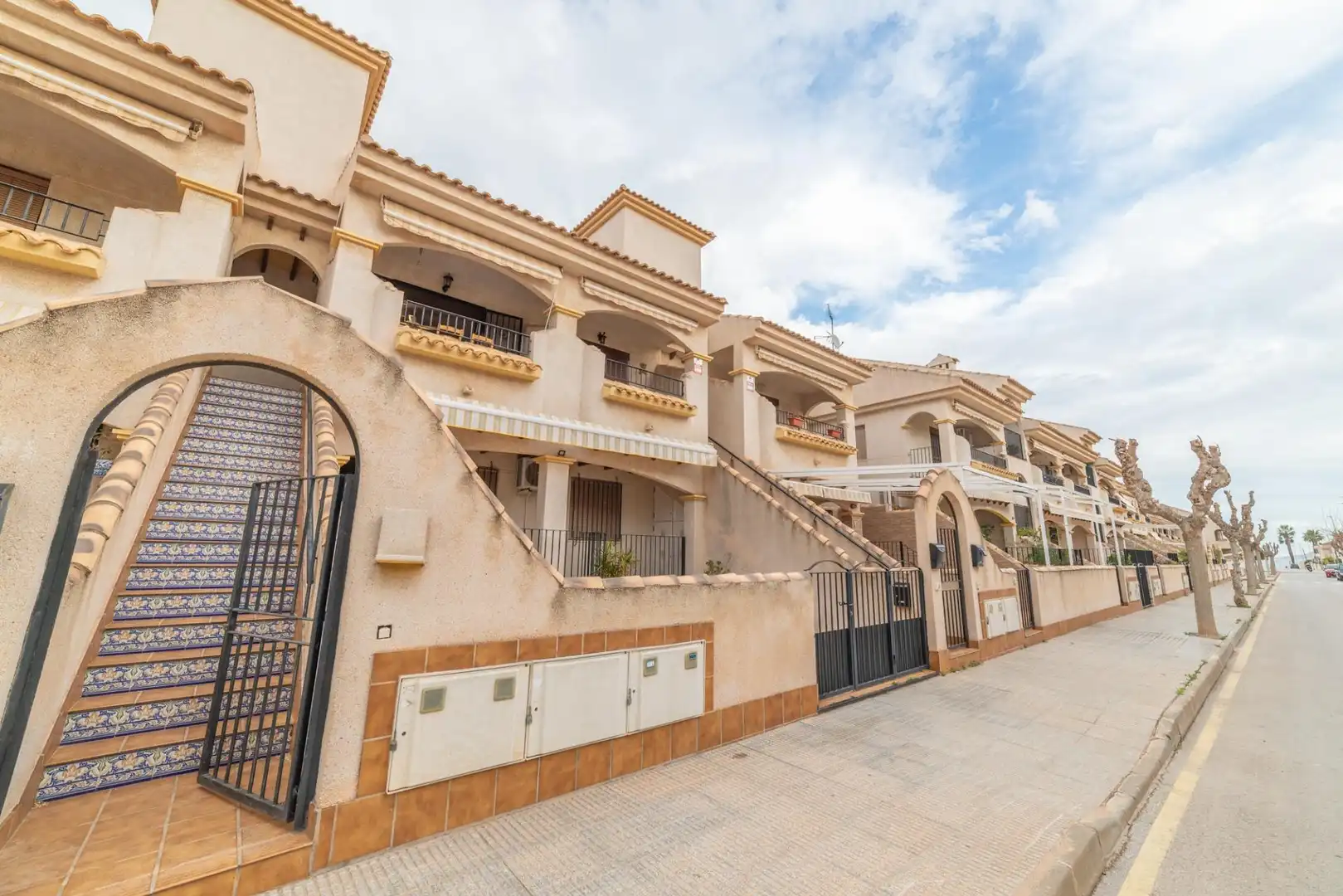 Vista exterior de Dúplex en venta en Los Alcázares con Terraza, Amueblado y Alarma