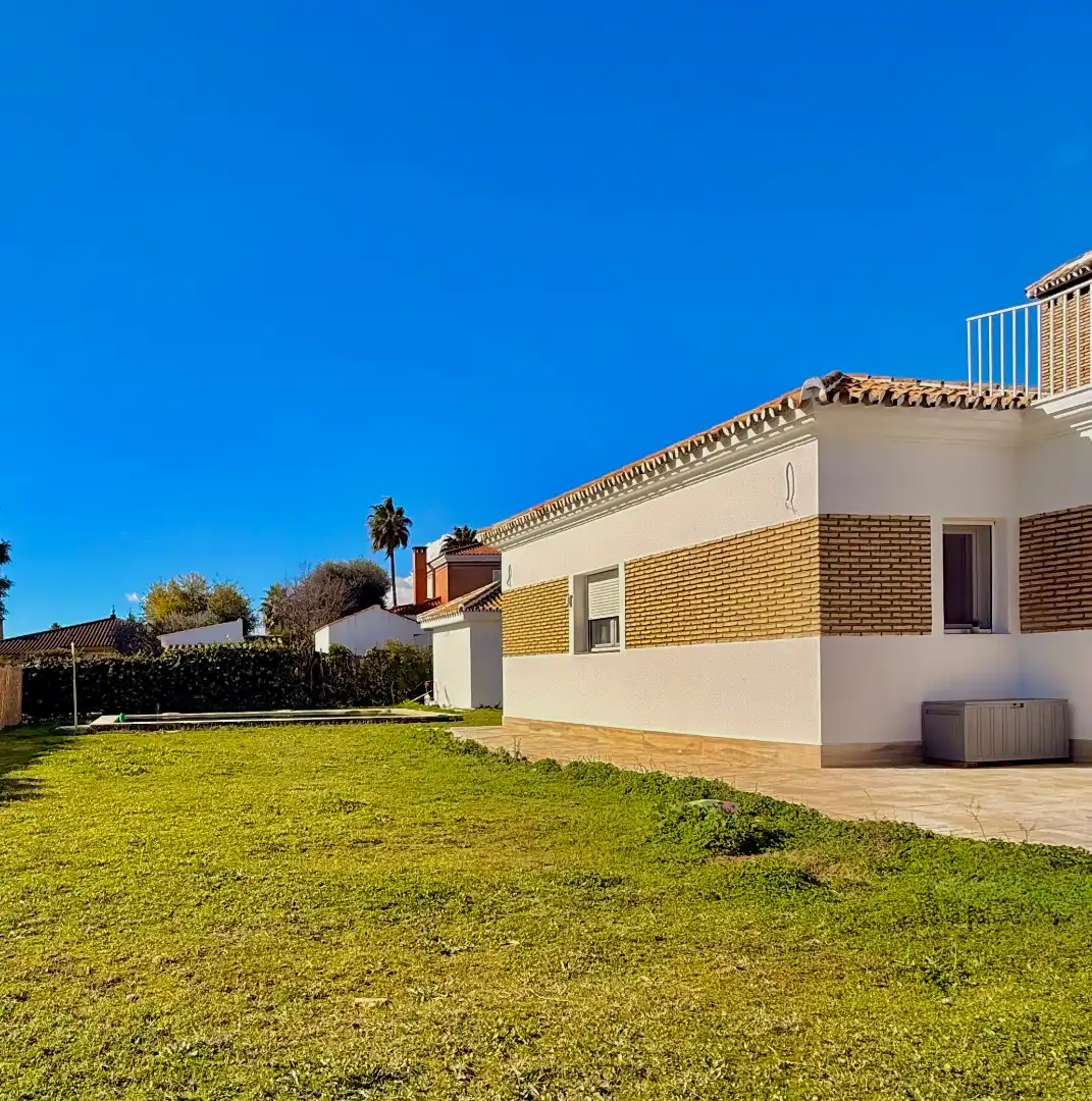 Vista exterior de Casa o xalet en venda en Espartinas amb Aire condicionat, Calefacció i Jardí privat