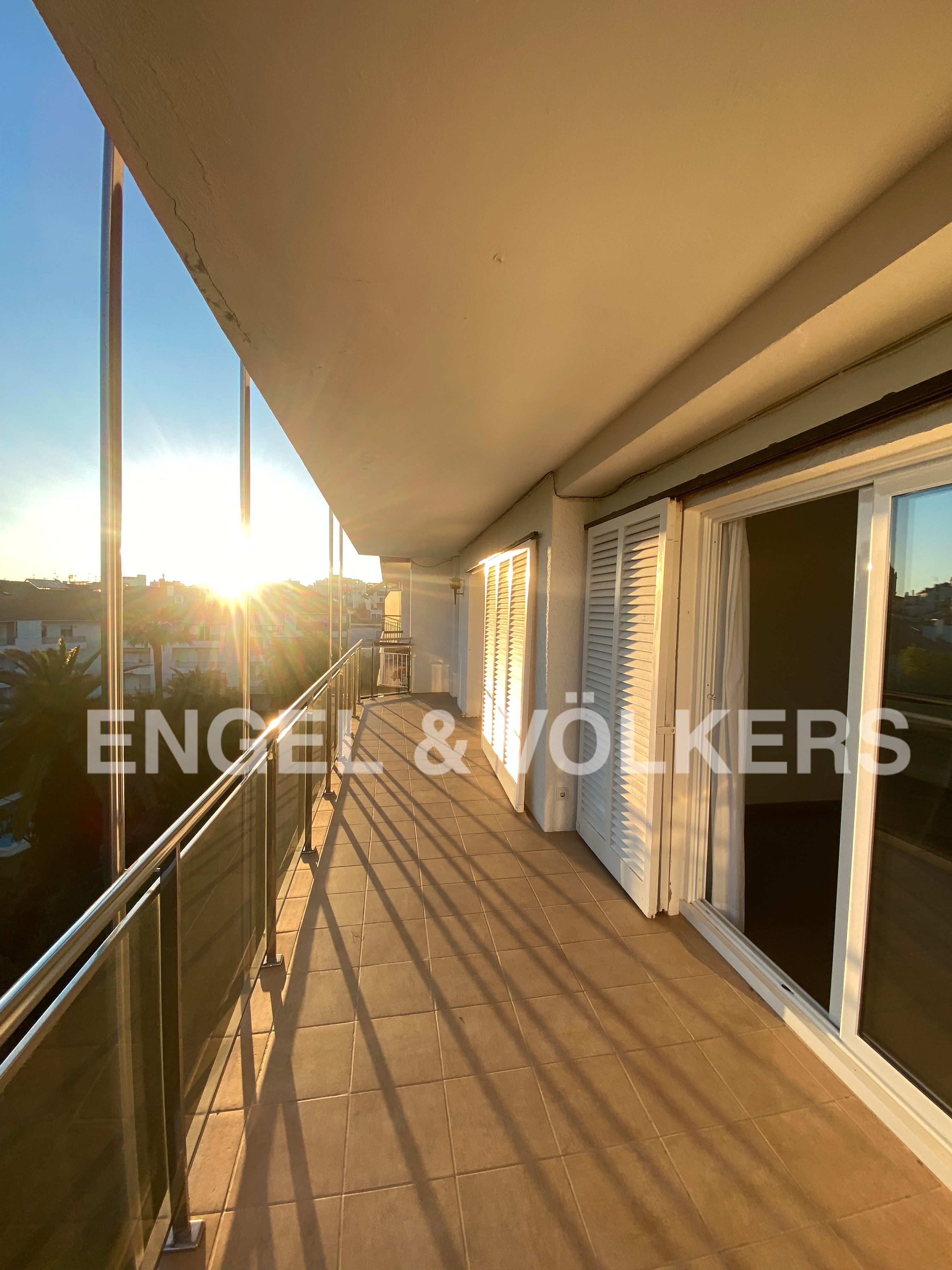 Vista exterior de Àtic de lloguer en Sitges amb Aire condicionat, Calefacció i Parquet