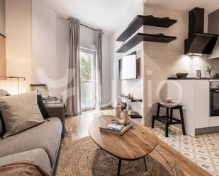 Sala d'estar de Apartament de lloguer en  Madrid Capital amb Aire condicionat, Calefacció i Moblat