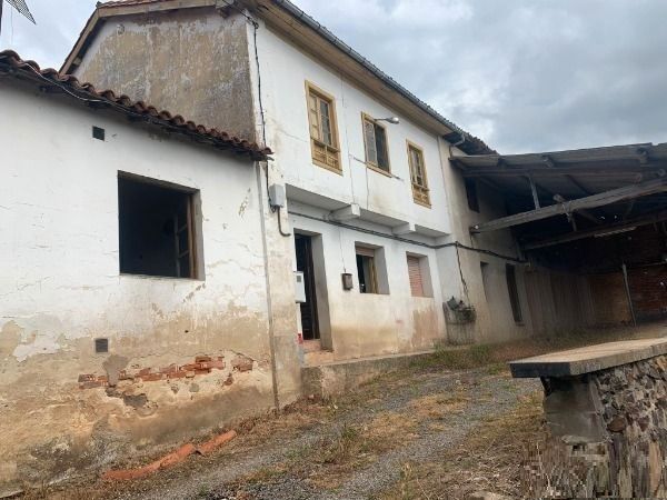 Vista exterior de Casa o xalet en venda en Las Regueras   amb Jardí privat, Terrassa i Traster