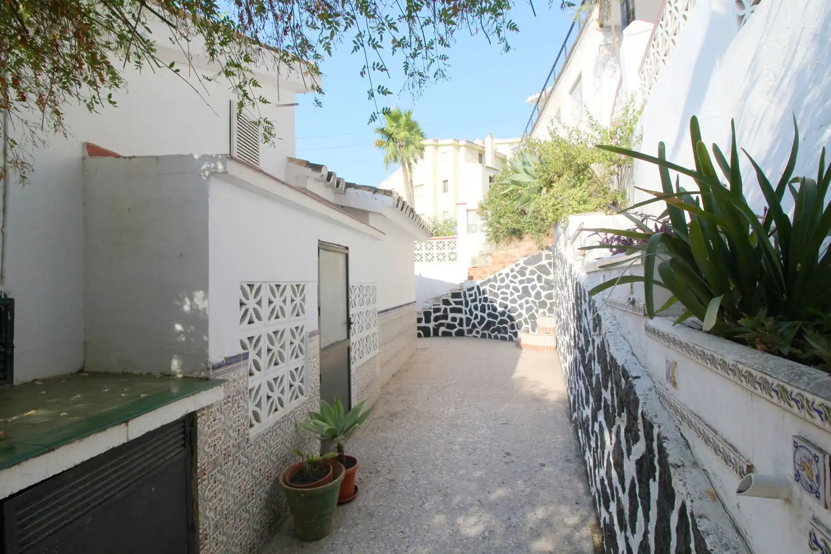Vista exterior de Casa o xalet en venda en Rincón de la Victoria amb Aire condicionat, Calefacció i Jardí privat