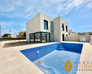 Exterior view of House or chalet for sale in Empuriabrava  with Air Conditioner, Terrace and Swimming Pool