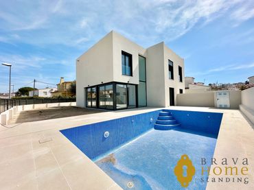 House with pool for sale in Carrer Requesens 75