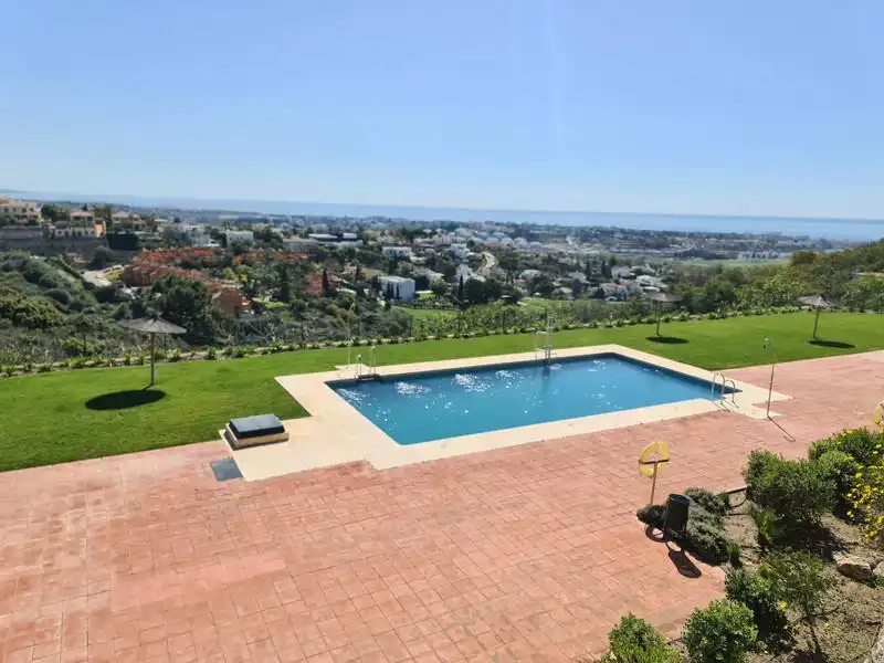Piscina de Casa adosada de alquiler en Benahavís con Aire acondicionado, Calefacción y Jardín privado