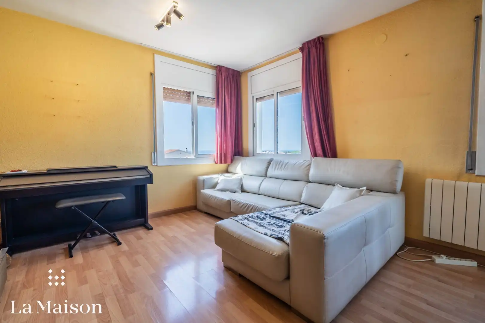 Sala d'estar de Casa o xalet en venda en Arenys de Mar amb Jardí privat, Terrassa i Traster
