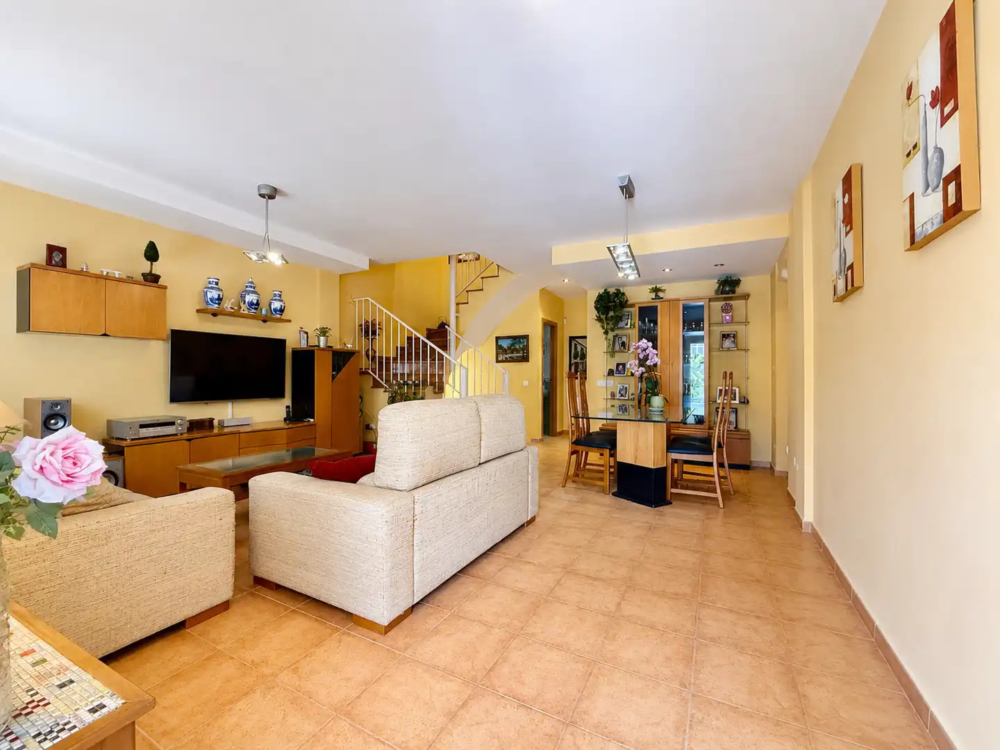 Wohnzimmer von Einfamilien-Reihenhaus zum Verkauf in San Antonio de Benagéber mit Klimaanlage, Heizung und Privatgarten