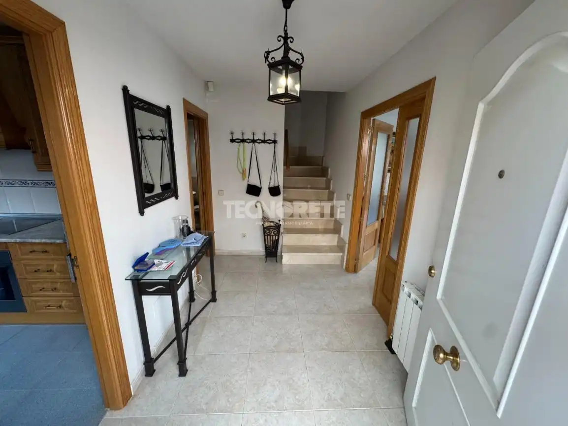 Casa aparellada amb terrassa en venda a Yunquera de Henares, imagen 2