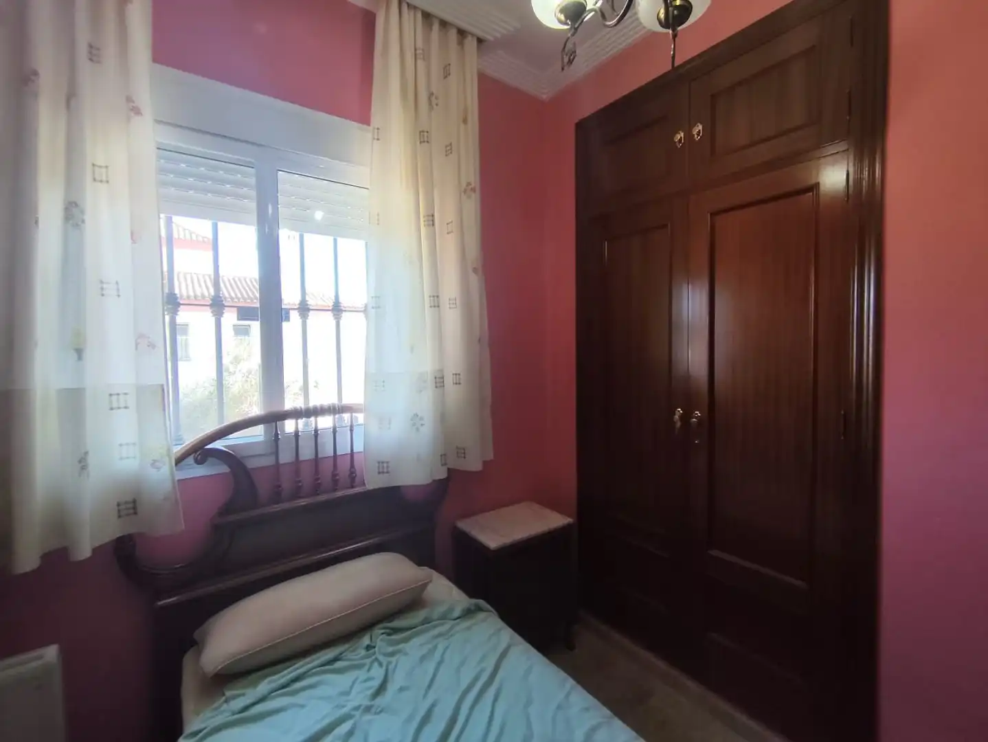 Schlafzimmer von Haus oder Chalet zum Verkauf in Gines mit Klimaanlage, Heizung und Schwimmbad