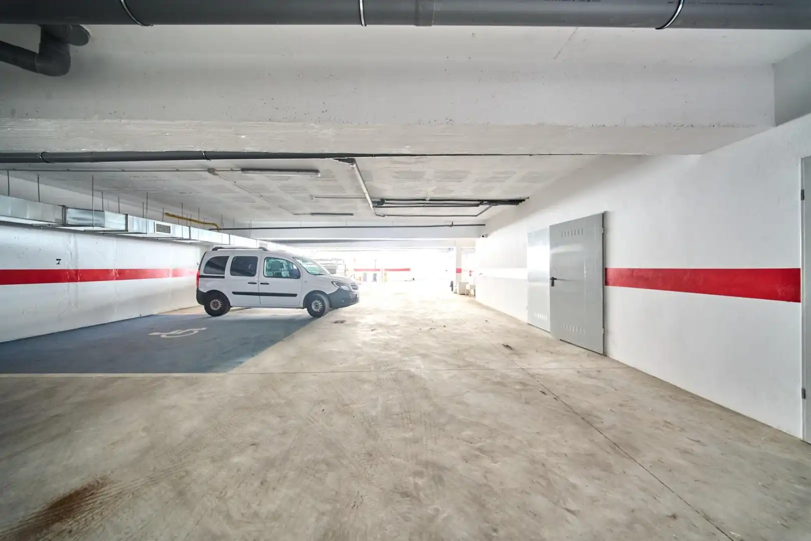 Aparcament de Casa o xalet en venda en Marbella amb Jardí privat, Terrassa i Traster