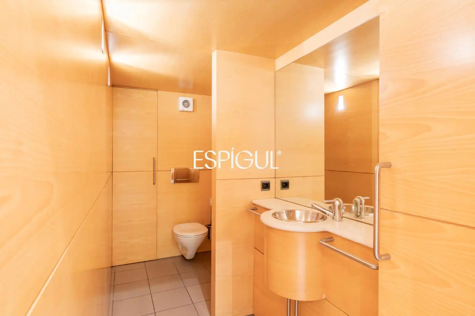 Badezimmer von Geschaftsraum zum Verkauf in Barcelona mit Klimaanlage, Internet und Alarm