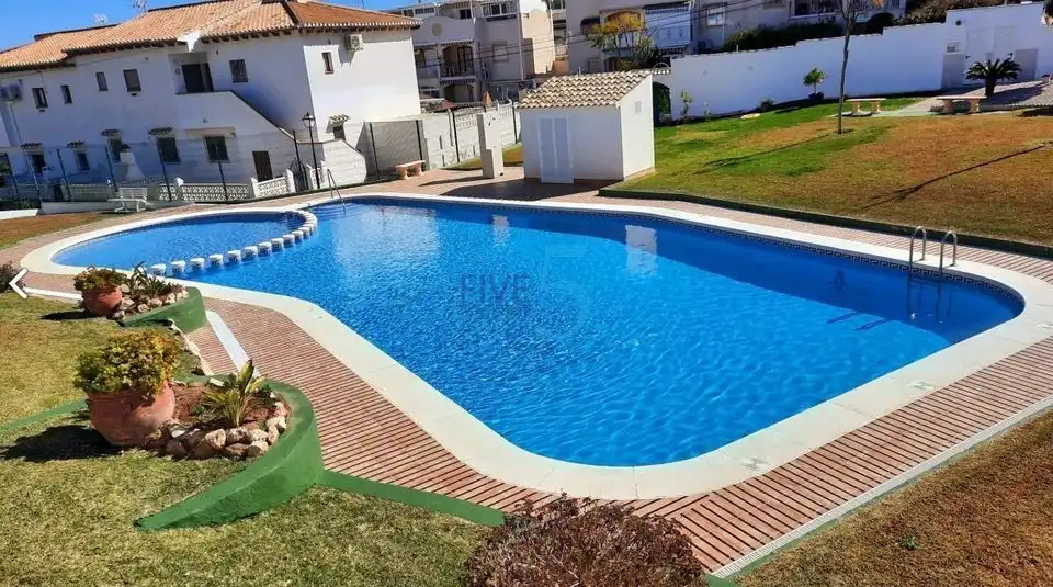 Bungalow con piscina en venta en Los Balcones - Los Altos, imagen 2