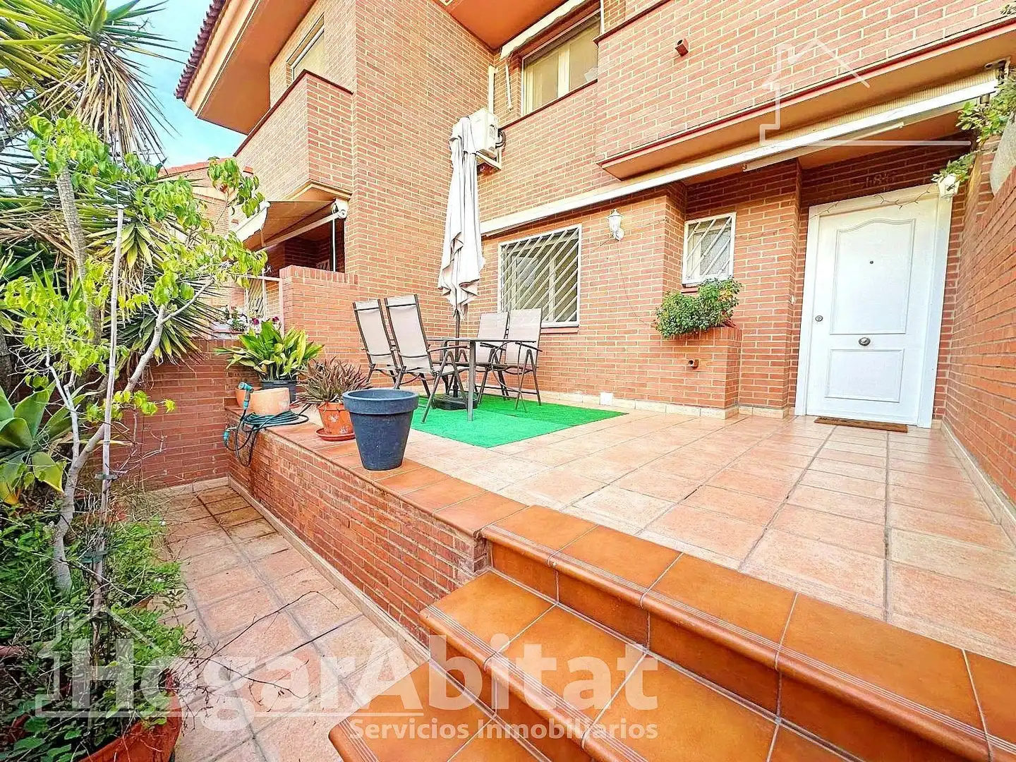 Vista exterior de Casa adosada en venda en Alicante / Alacant amb Aire condicionat, Calefacció i Jardí privat