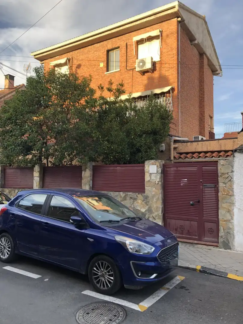 Vista exterior de Casa o xalet en venda en Madrid amb Calefacció i Terrassa
