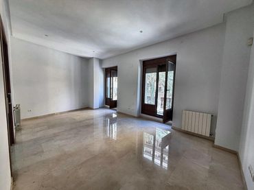 Flat with lift for sale in Plaza MARIANO BENLLIURE